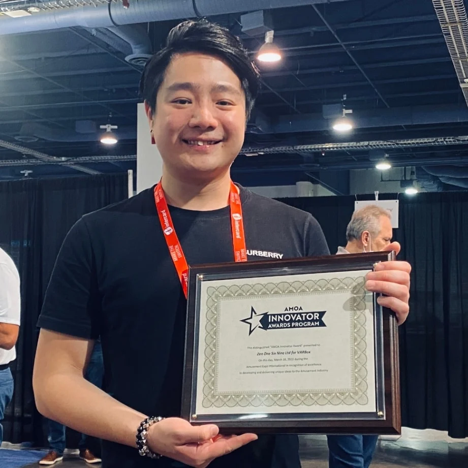 VAR BOXの2022年AMOA Innovator Awardを手にするBen Lee。